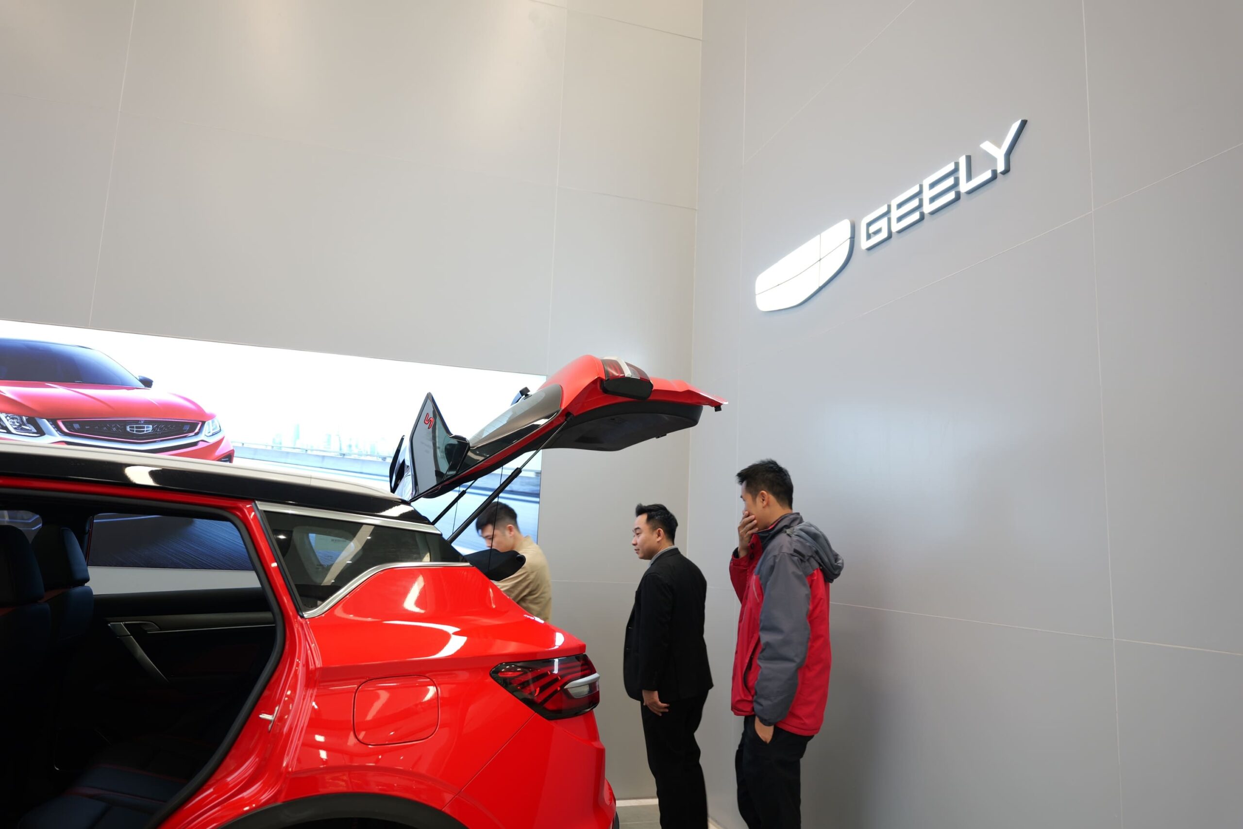 Đội ngũ Geely Đà Lạt hỗ trợ khách hàng nhiệt tình